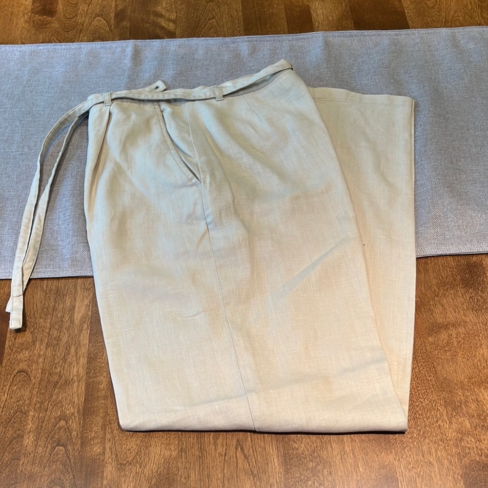 Ann Taylor Linen pants with side & rear pocket, front pleats & matching belt.